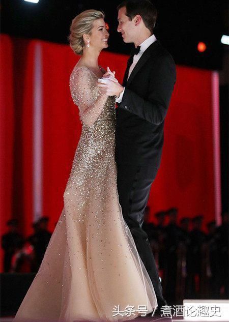 37岁的伊万卡：穿黑色紧身裙配大红唇，最后一张与继母同框完胜！