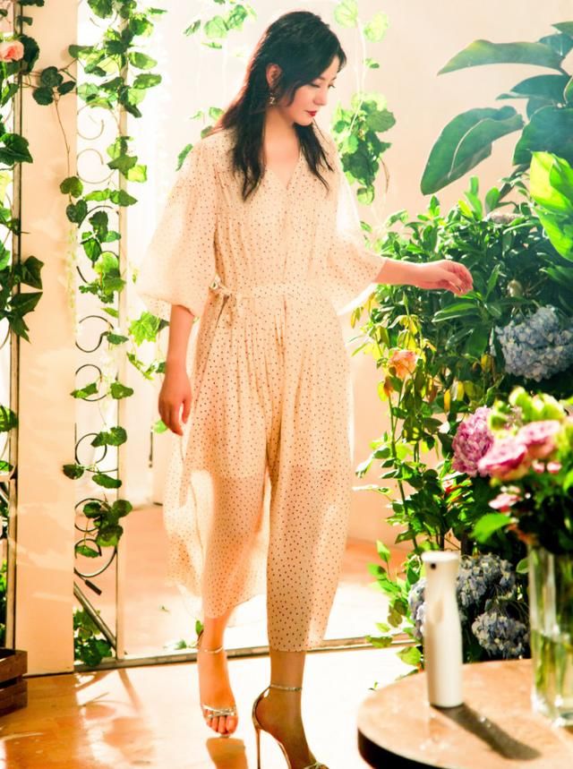 赵薇瘦了后胆真大，这鞋跟拆下来能当筷子使，但鞋子从前面看真土