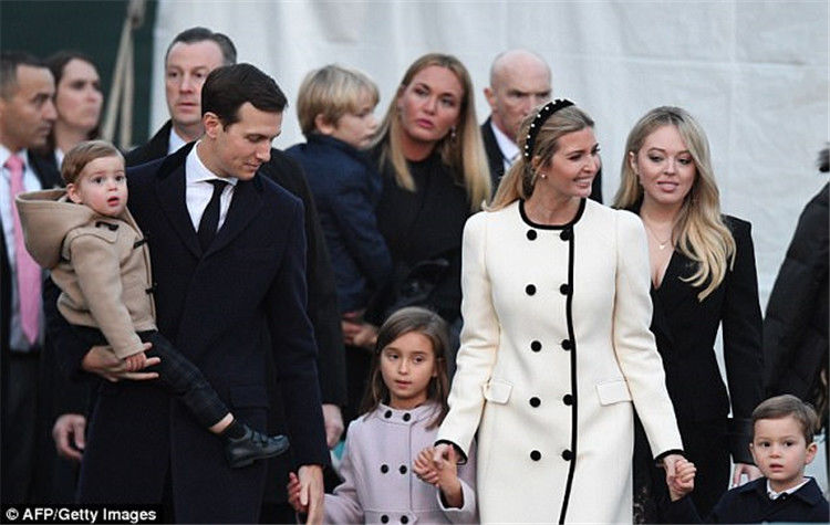 伊万卡带三个孩儿出席活动，尽显母性柔情