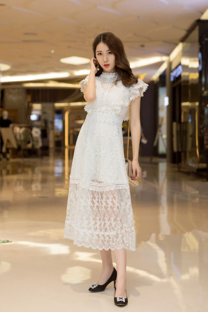 重庆街拍，紧致的连衣裙打造迷人的腰身，轻松打造女神范