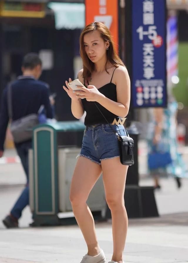 街拍，图5小少妇，你身穿白裙的同时屁股就不要翘那么高嘛