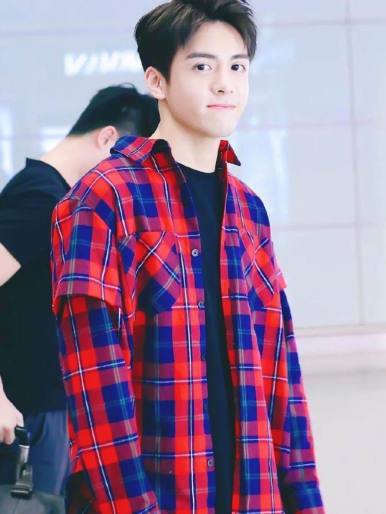 曾舜晞真会玩, 深V毛衣露肩露腿, 网友: 陈志朋既视感!