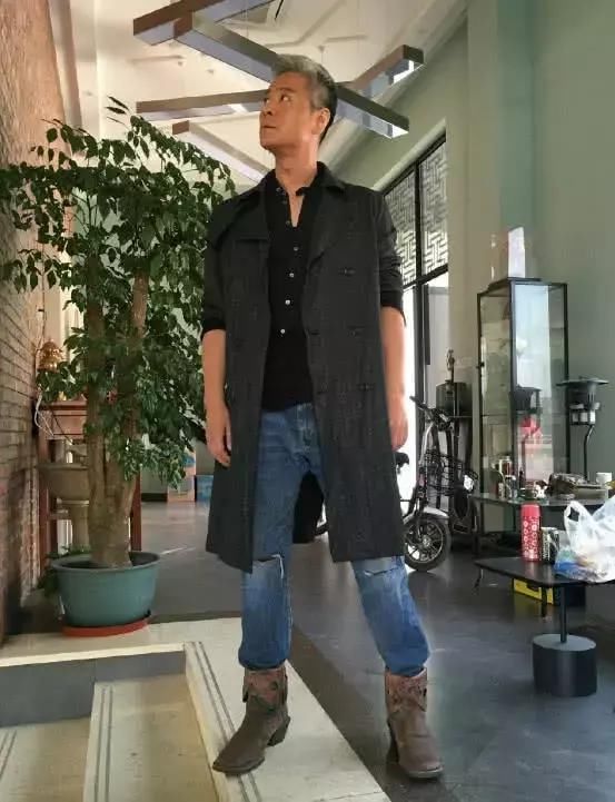 离婚而净身出户，抛弃糟糠娶小其8岁娇妻，如今落寞无人