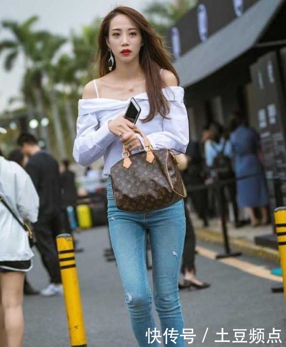 紧身裤：街拍：双瞳剪水的美女，一件白色一字肩配牛仔紧身裤，时尚唯美