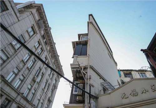 上海少见的“纸片楼”，在网络上意外走红，如今每天吸引大量游客