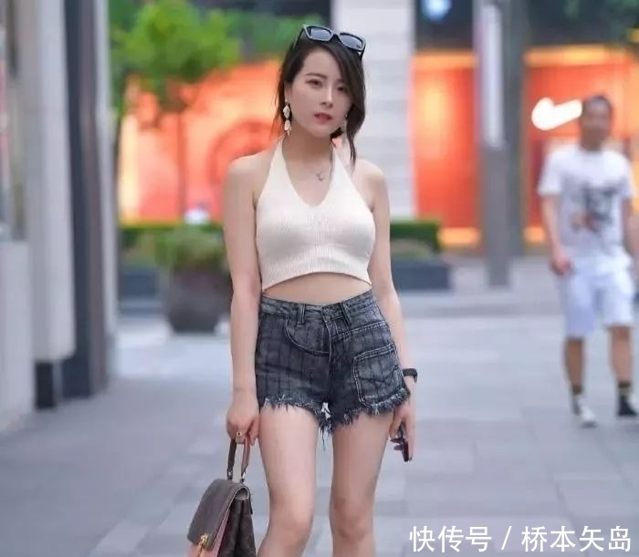 「风采」三里屯街拍:短裤受女孩青睐,穿搭出不一样的风采很有魅!