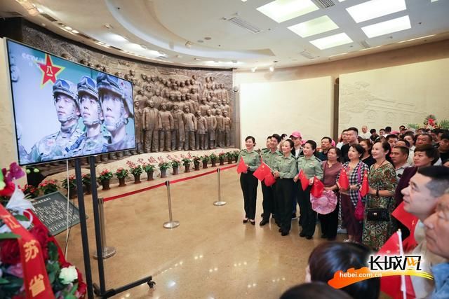 高清大图！参观者在西柏坡纪念馆观看阅兵式