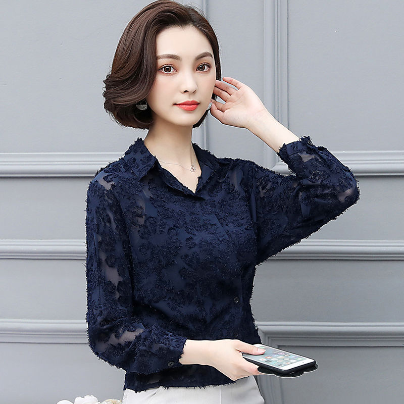 老妈51岁一点也不显老，穿这种秋衫配小脚裤，优雅显嫩特迷人