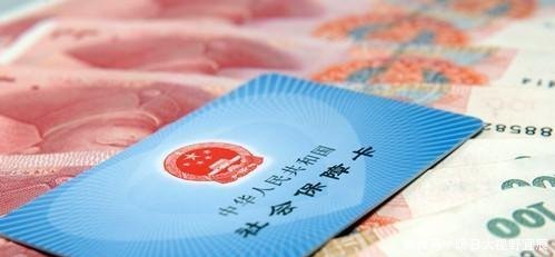 养老金再次上调，这2类人最受益，每月多拿不少钱