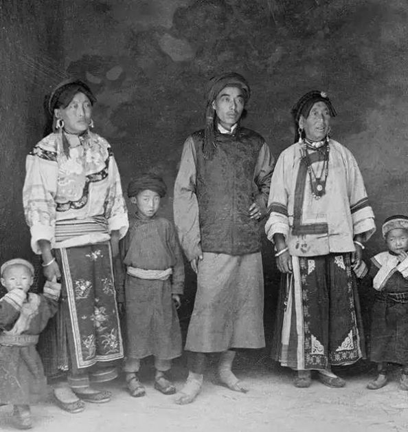  「发现」美国人在鞋盒里发现了6000张中国老照片