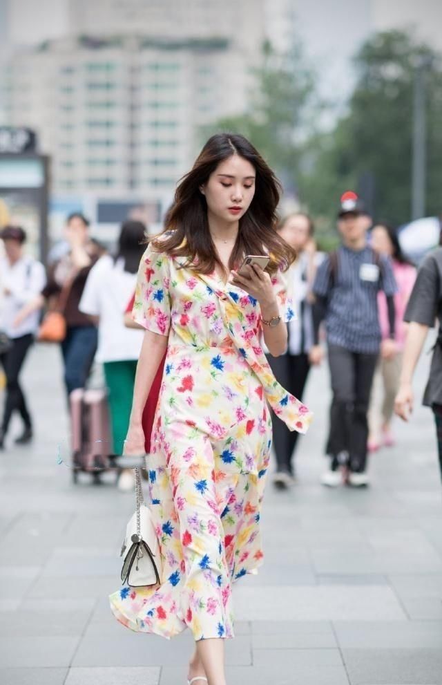  [俏丽]路人街拍，姑娘魅力十足，穿粉色阔腿裤，更显青春俏丽