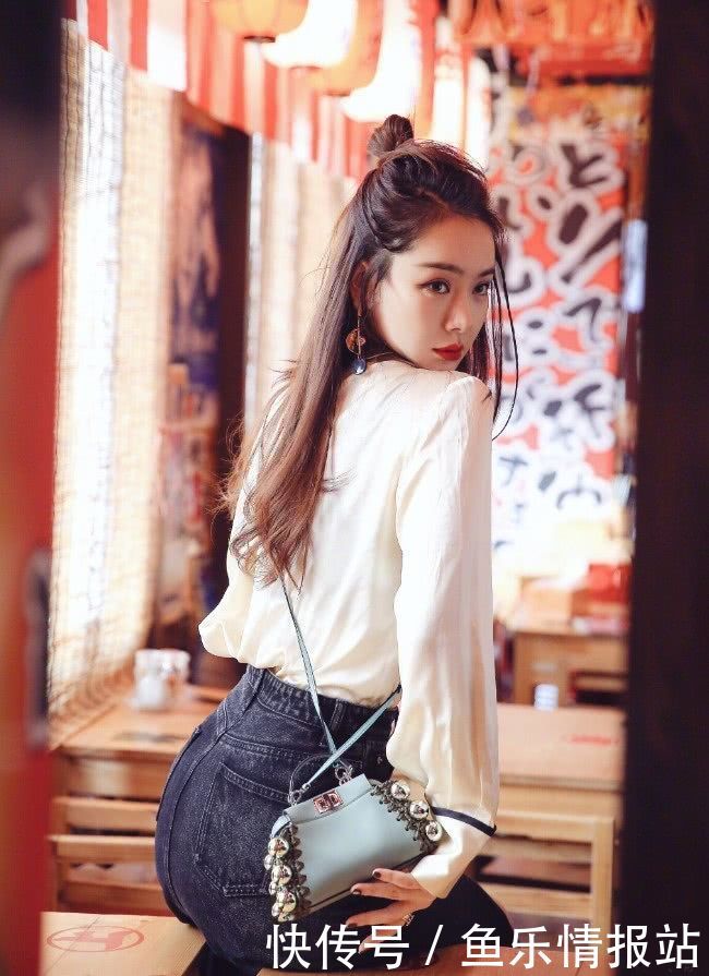 戚薇风格大转变，穿蓝色抹胸裙女人味爆棚，该改口叫“戚姐”了！