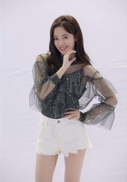 鞠婧祎长得悦目，无论怎样穿都很美丽！