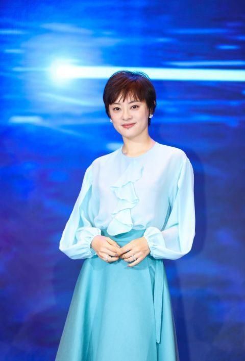 孙俪蓝色衬衫配长裙，优雅如“出水芙蓉”，网友:指甲颜色太惊艳