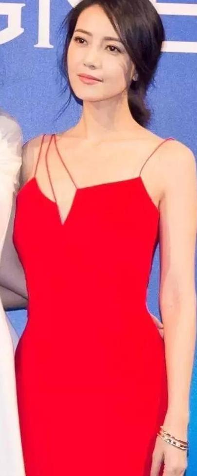 38岁高圆圆和29岁杨颖撞衫，差距尴尬，一个女神一个像路人