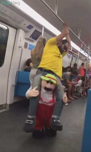 地铁一男子穿搭“怪异”,小矮人肩扛大彪悍,车上的人都看乐了!