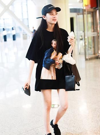 张丹峰机场的T恤图案萌，而杨幂之前现身穿的这件就不好评价了！