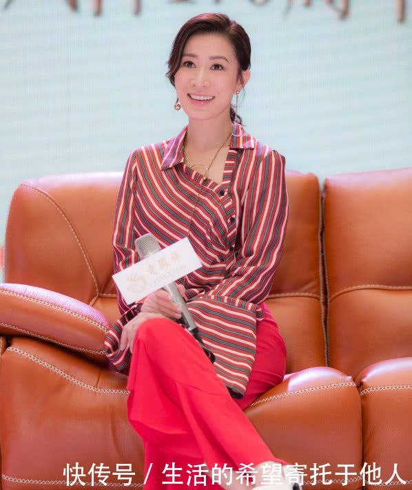 佘诗曼机场亮相，西装上身变身霸气女王，看到鞋子笑喷了！