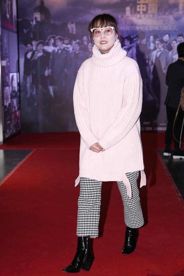 周海媚粉色毛衣配上一口大黄牙，网友直呼:女神形象瞬间坍塌!