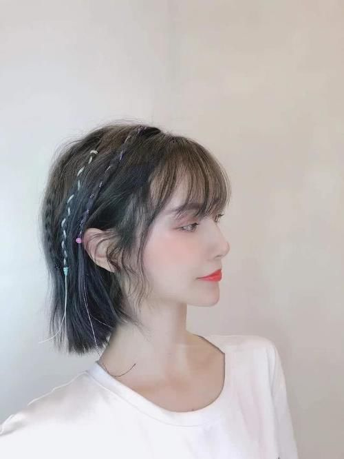  『半丸子头』短发女生有福了，这样扎减龄俏皮，明星也都这么扎，超迷人