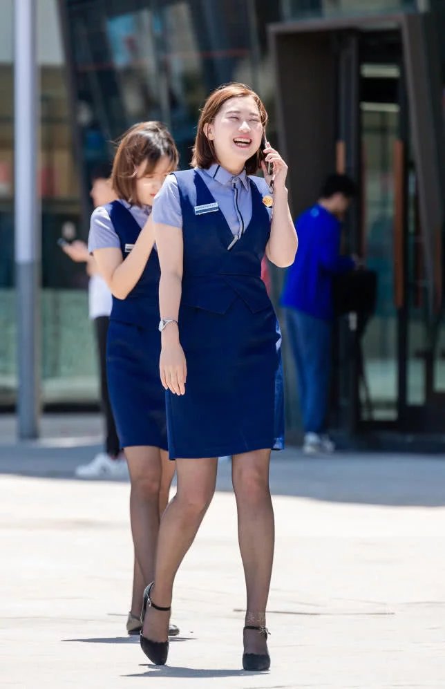 修身穿搭尽显迷人曲线,超薄黑丝袜,不认真看还以为腿真黑呢