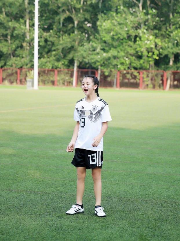 田亮带一双儿女踢球，森碟穿巴西队球服秀大长腿，小腿肌肉抢镜了