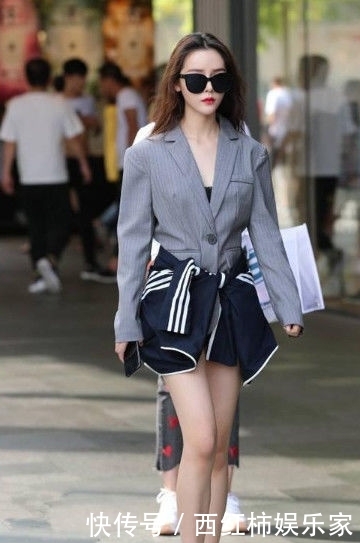 『 美女』带来增添时尚女人味，俏丽性感的美女街拍知性美丽的小姐姐