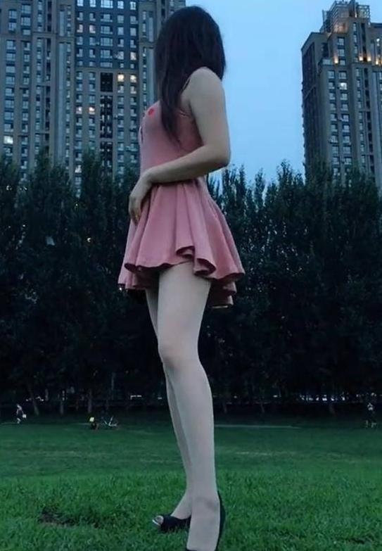 街拍：公园草坪上的肉丝袜小姐姐，空有一副御姐身材，没好好利用