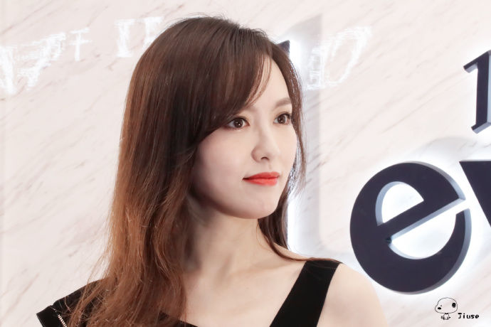 唐嫣穿黑色礼服亮相代言活动皮肤白嫩气质优雅,笑起来真的太甜了