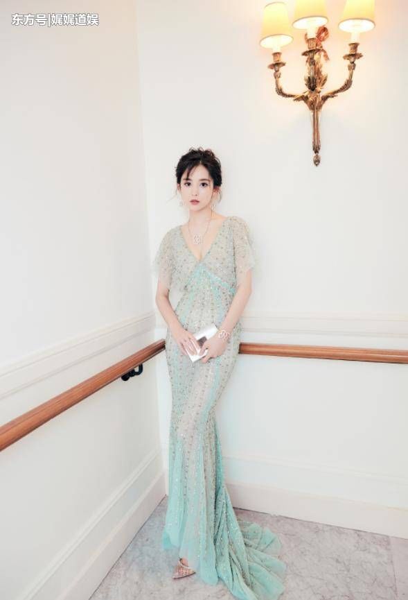 娜扎真敢穿!衣领前后深V露一大半,网友:裙子长度好尴尬