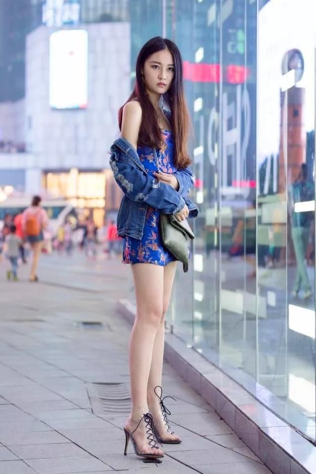  『服饰』紧身服饰搭配高跟鞋，秀出女性魅力的好身材