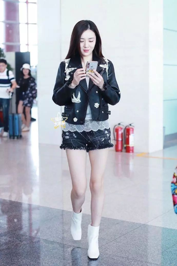 王晓晨长了一双“假腿”?双腿瘦成两根针，下巴却胖出褶子!