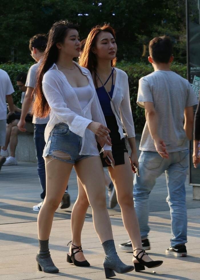 穿透视T恤的丰腴小姐姐，遮不住的好身材，下身紧身短裤一样很吸