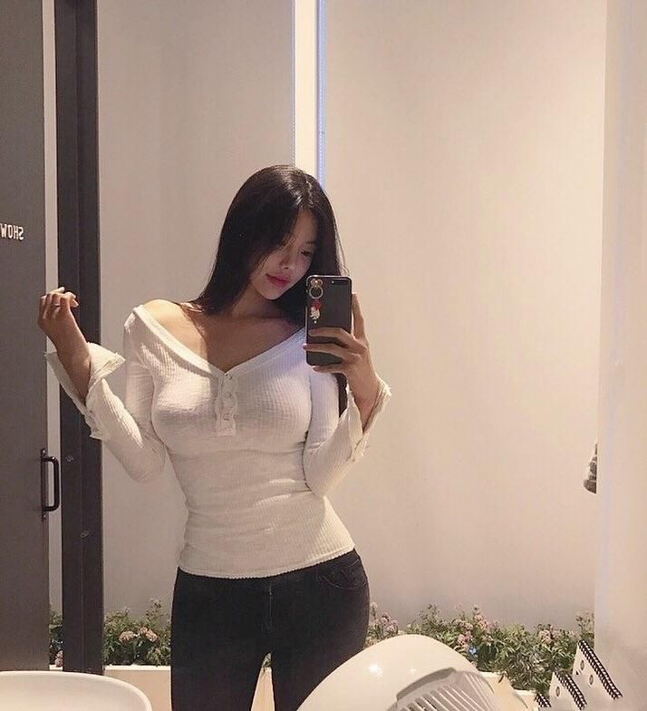 明人不说暗话，厚嘴唇女神真的很性感，前凸后翘身段“激动”不?