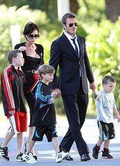 贝克汉姆十足的女儿奴，如今小七七岁就穿上高跟鞋