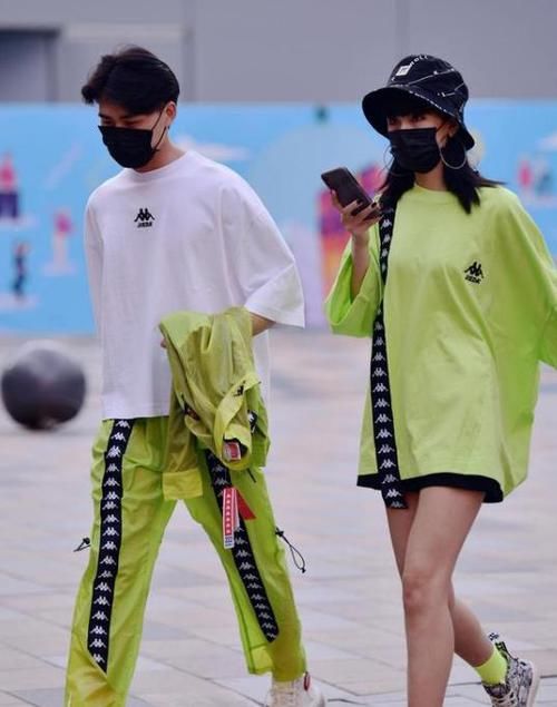  [气质]潮范儿女神来了，街拍：身材苗条的小姐姐，一条黑色的连衣裙，时尚唯美气质