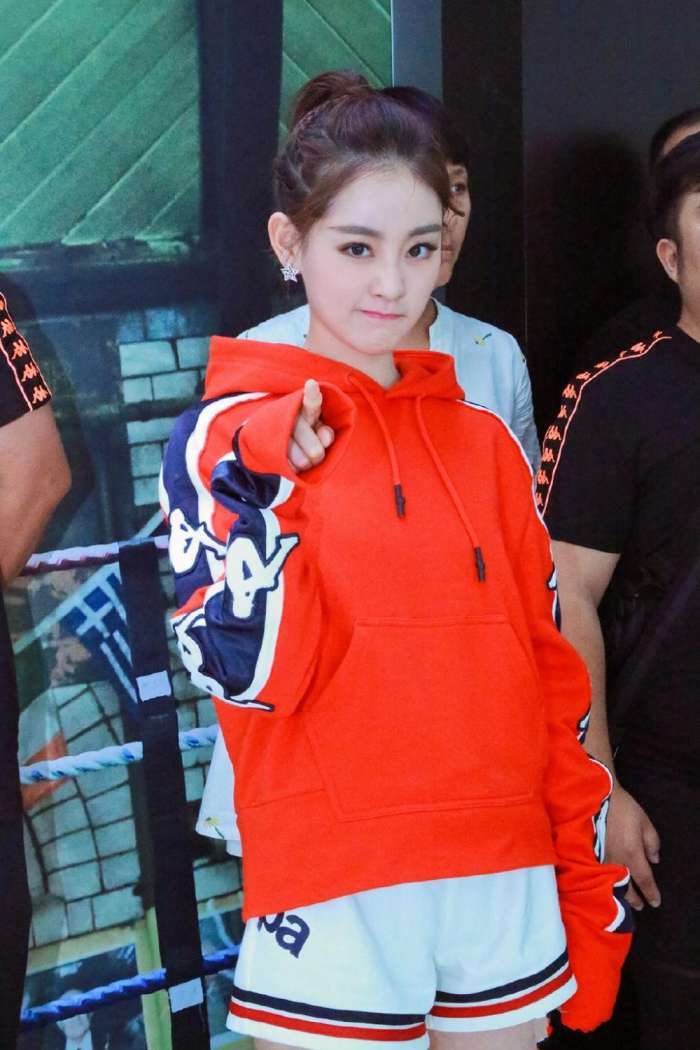 祝绪丹穿小短裙腿型不比杨幂差, 网友: 比老板美, 怎么会红?