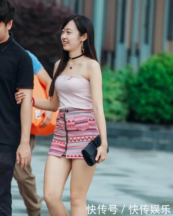 包臀短裙小姐姐身材苗条,抹胸包裹小身材玲珑有致