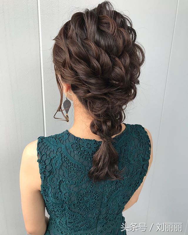 发型这样扎,美到不敢认