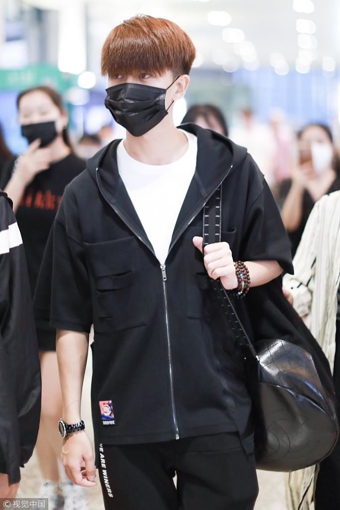 奶爸任嘉伦成功驾驭厚重刘海嫩出水 口罩遮面挎包包遭迷妹追拍