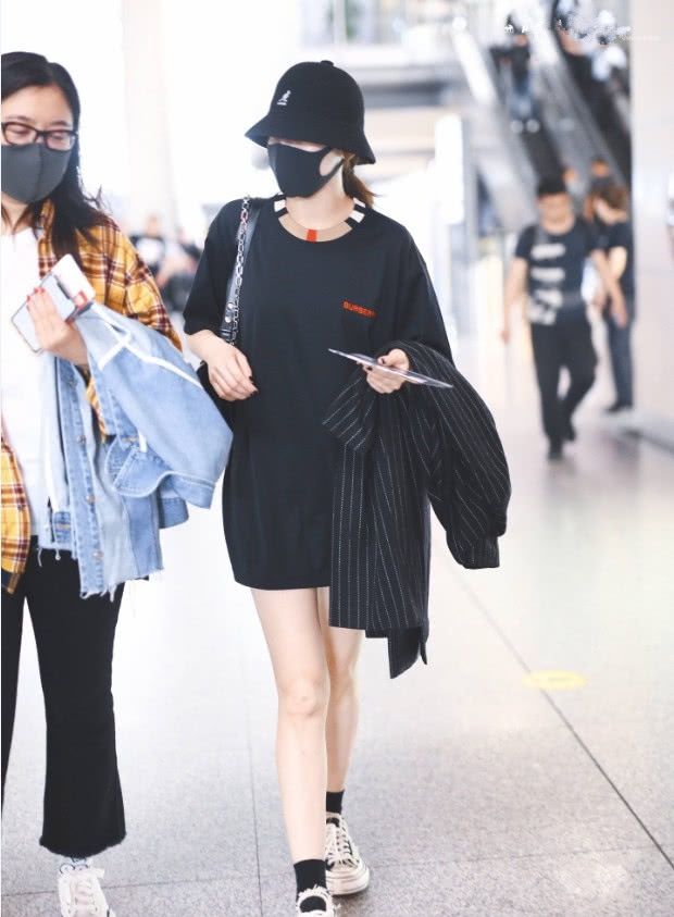 『出了纤细』原来热巴也有不完美的时候，直接穿T恤走机场，双腿的膝盖很显弯