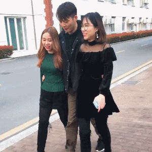 【GIF】GIF搞笑趣图:?算了,你们两个还是比拼吧!我这酒量不行!
