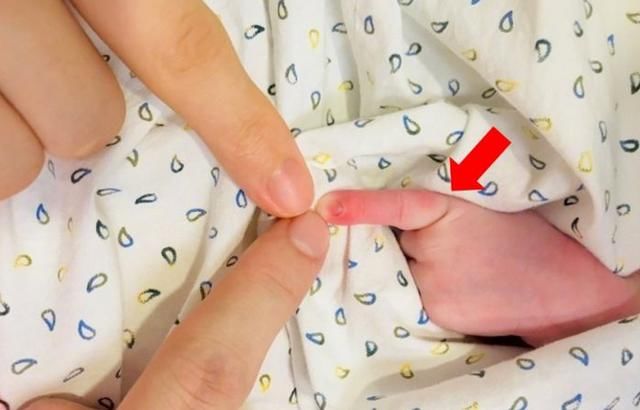 薛之谦高调宣布当爸，娱乐圈未获一人祝福，网友:请放开那只手