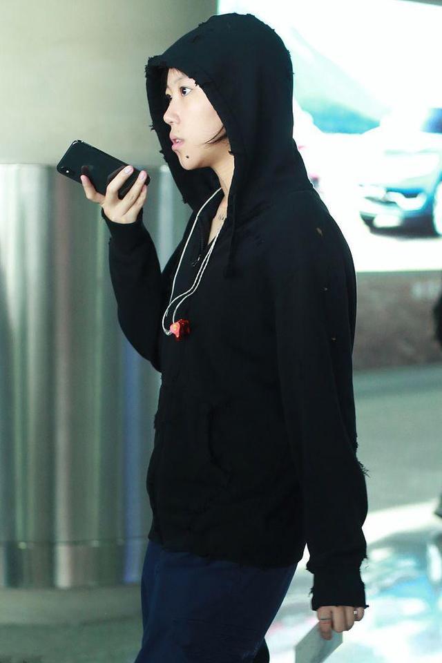 窦靖童穿衣正常了，一身黑衣尽显低调，看到她身上的纹身，我傻了