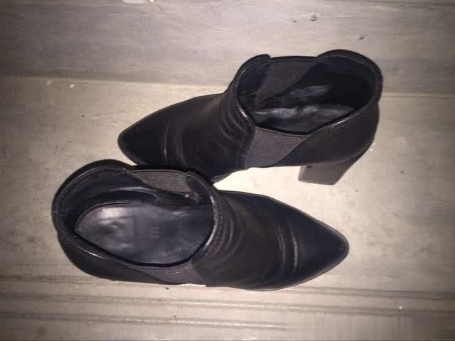 如果你经常出脚汗建议不要穿高跟鞋,应该搭配凉鞋或者高跟凉鞋!