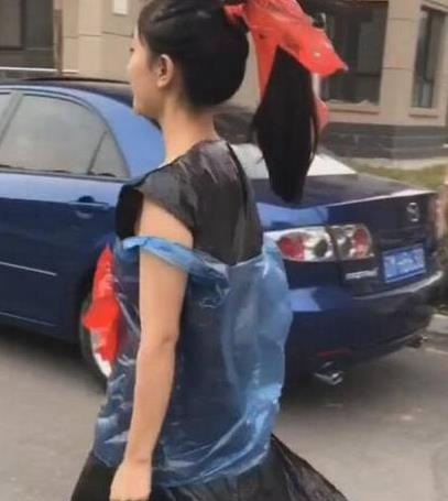 路上走来一个穿着“拉风”的女子，当看清楚她身上的东西，却让人