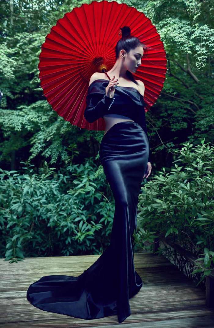 张馨予穿紧身鱼尾裙，好身材挡不住