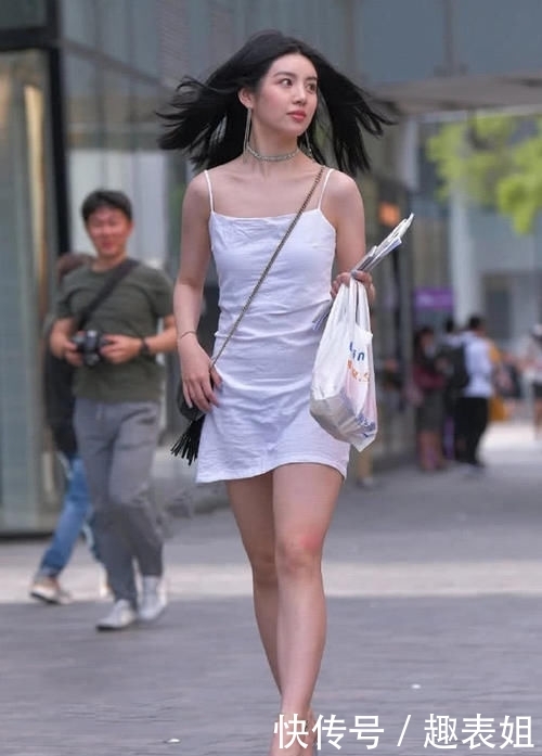  [小姐姐]气质美女的清爽夏日，一袭吊带搭配透明高跟鞋，引领时尚潮流