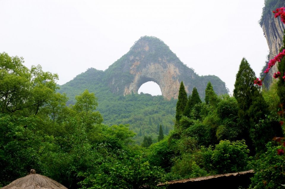 广西最坑的一条路，沿途圈地收费，网友戏称:春风十里坑你十里