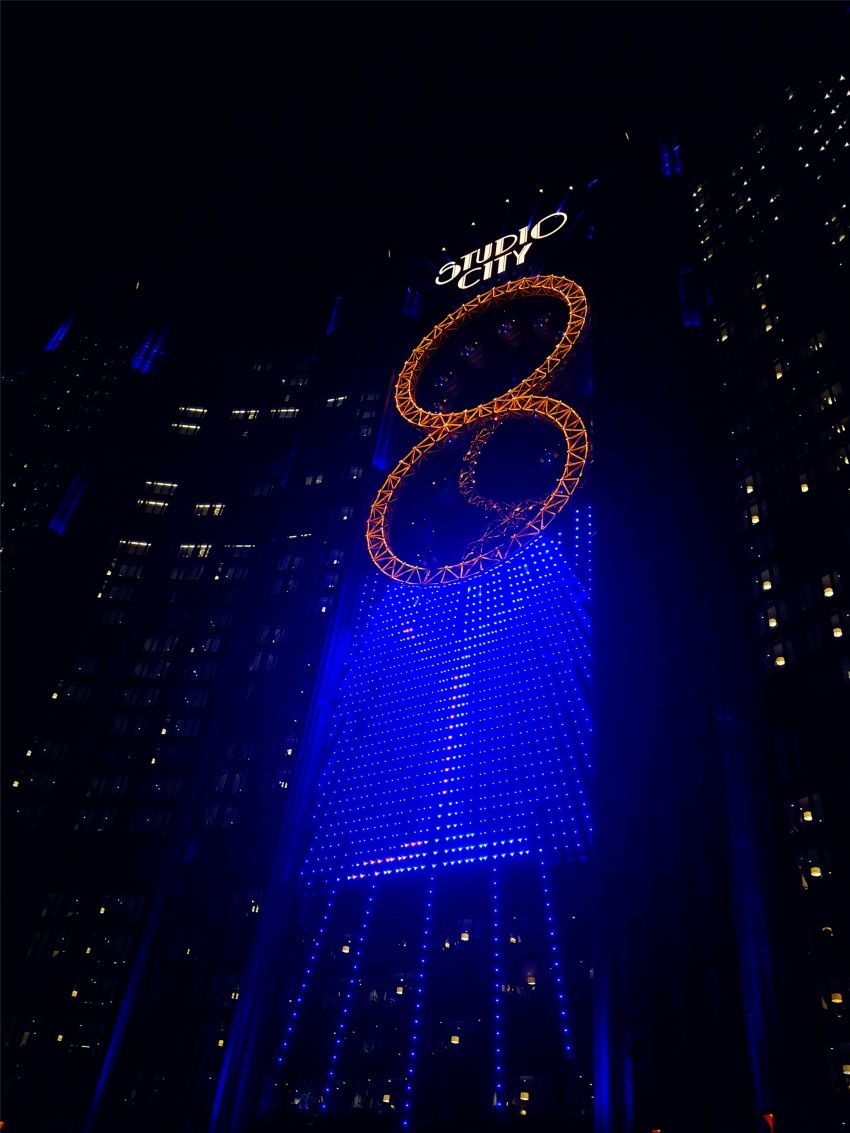 亚洲最高建筑内8字型摩天轮，坐在上面可以俯瞰澳门